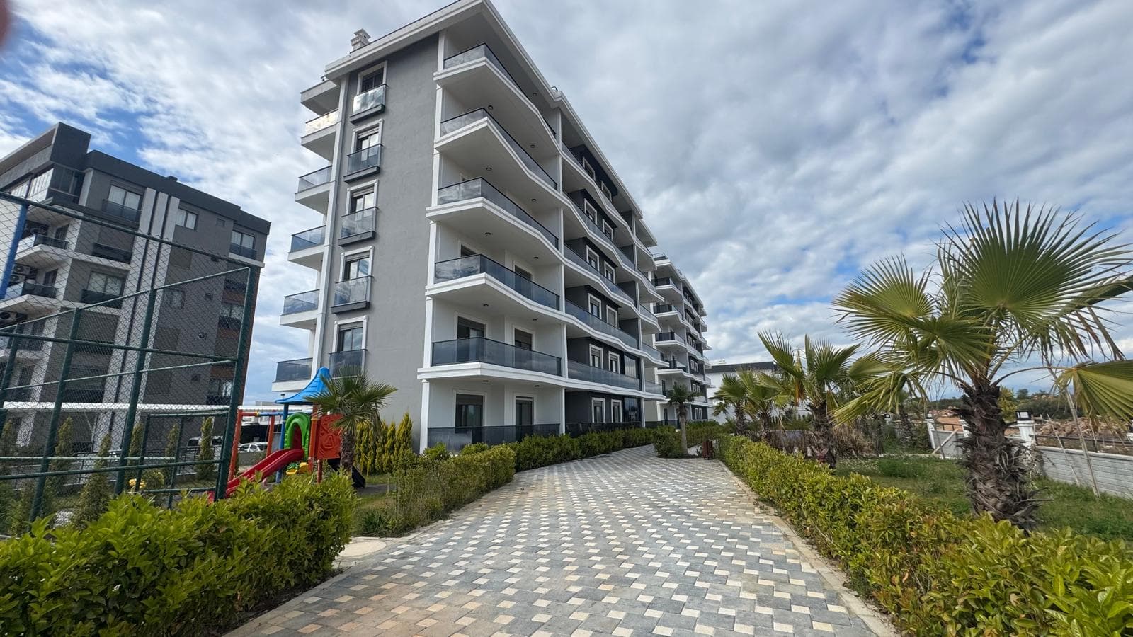 Moderne 3-Zimmer-Wohnung in Antalya Altıntaş – Pool, Tiefgarage & bezugsfertig