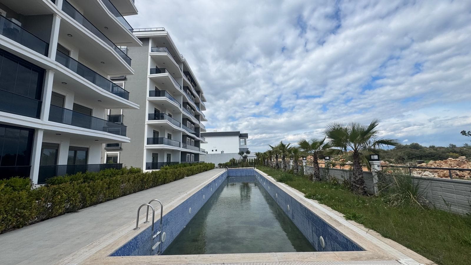 Moderne 3-Zimmer-Wohnung in Antalya Altıntaş – Pool, Tiefgarage & bezugsfertig