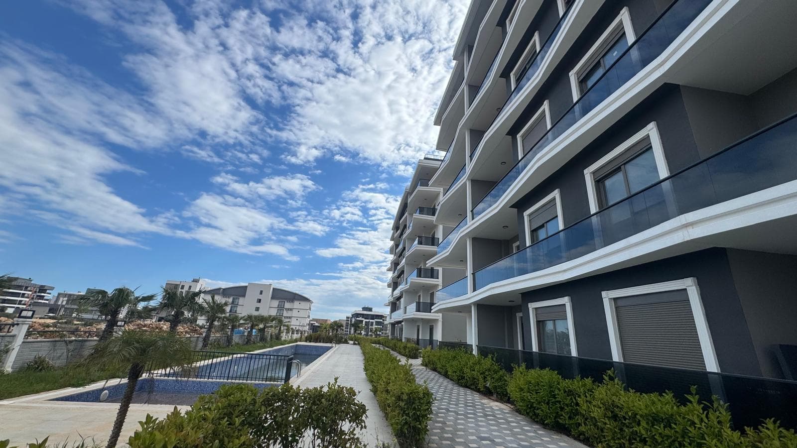 Moderne 3-Zimmer-Wohnung in Antalya Altıntaş – Pool, Tiefgarage & bezugsfertig